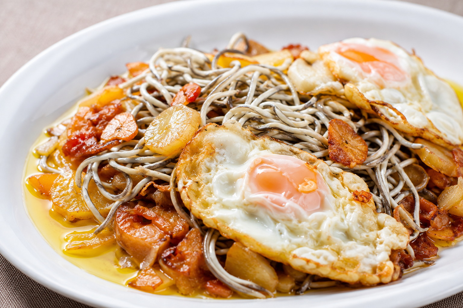 Gulas con huevos fritos y patatas, cocina casera de Dallas