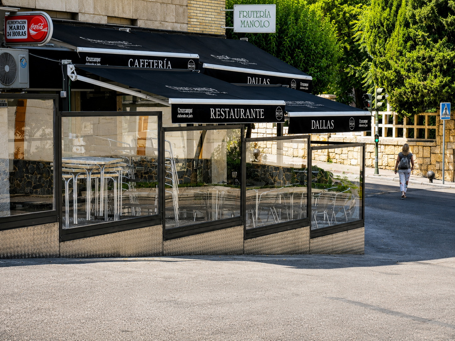 Terraza acristalada de Cafetería Restaurante Dallas en Jaén durante el día